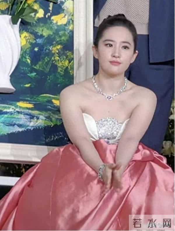 刘亦菲腿粗了,网友不骂反夸,审美悄悄变了