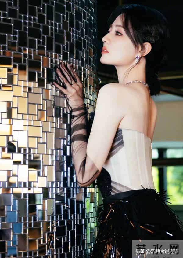 徐璐|蝴蝶抹胸黑纱手套,清冷柔美