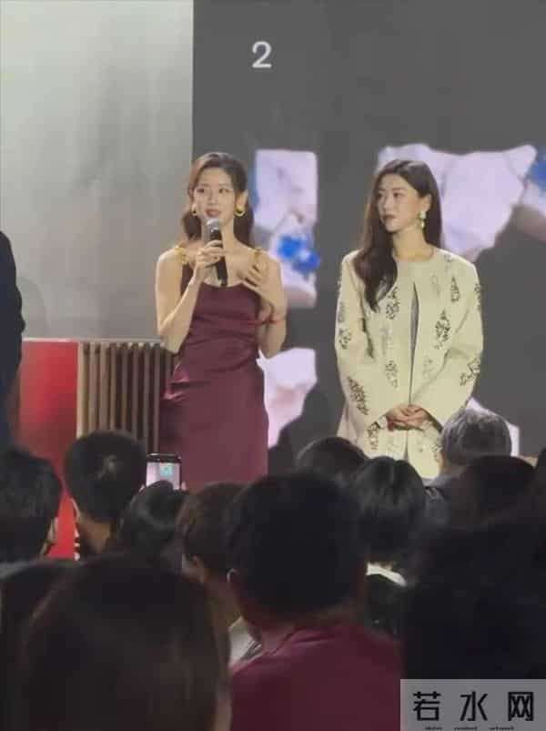31岁章泽天穿酒红色长裙亮相活动,竟把风情万种的朱珠比下去了!
