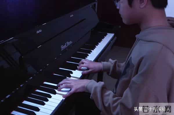 他3岁上央视，5岁登春晚，7岁就年薪百万，如今怎样了？