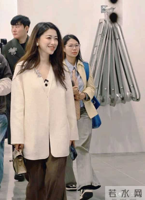 41岁朱珠在上海看艺术展,她穿着白衣,身材苗条,皮肤白皙 太美了