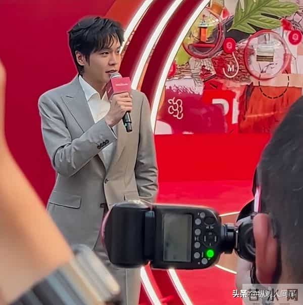 张若昀现身剪彩仪式,生图下脸肿胀,全是褶子,与精修图判若两人