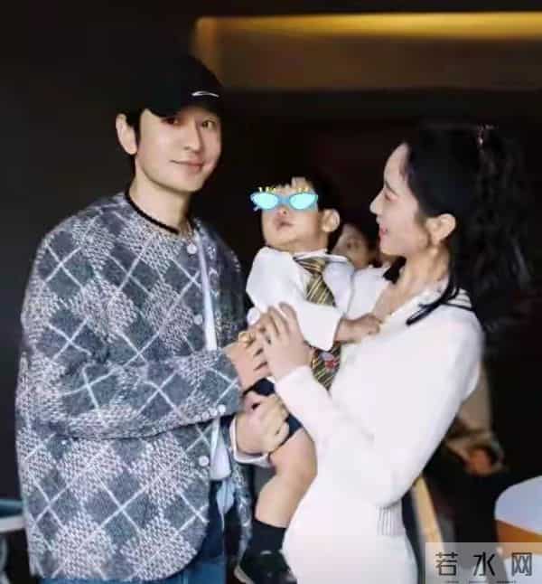 家宴现场感动全网!小海绵获赠珍贵礼物,黄晓明家族态度引人深思