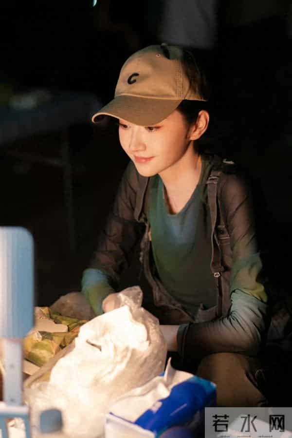 景甜今日剧照花絮,工作中的样子好美