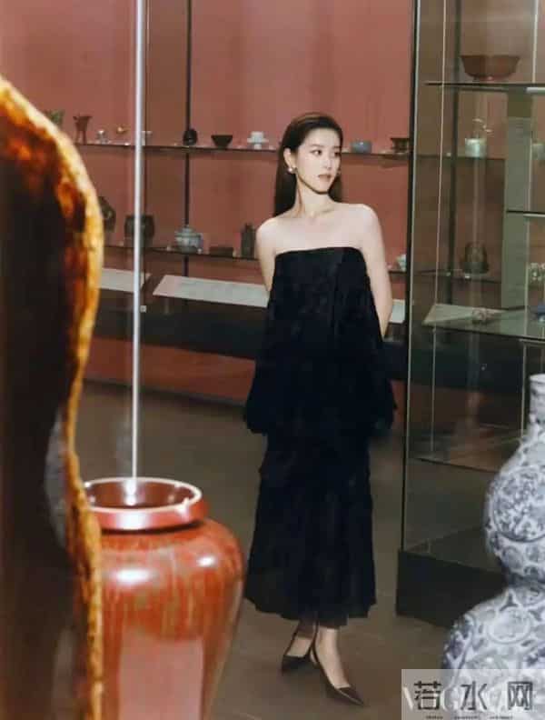 章泽天以总监身份拍杂志,每天7点起床看新闻,难怪刘强东自卑了