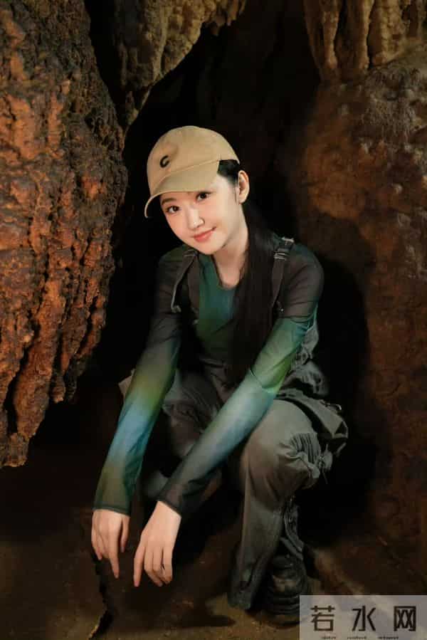 景甜今日剧照花絮,工作中的样子好美