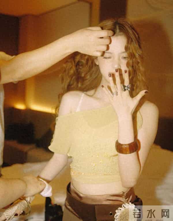 欧阳娜娜,这大波浪卷烫的