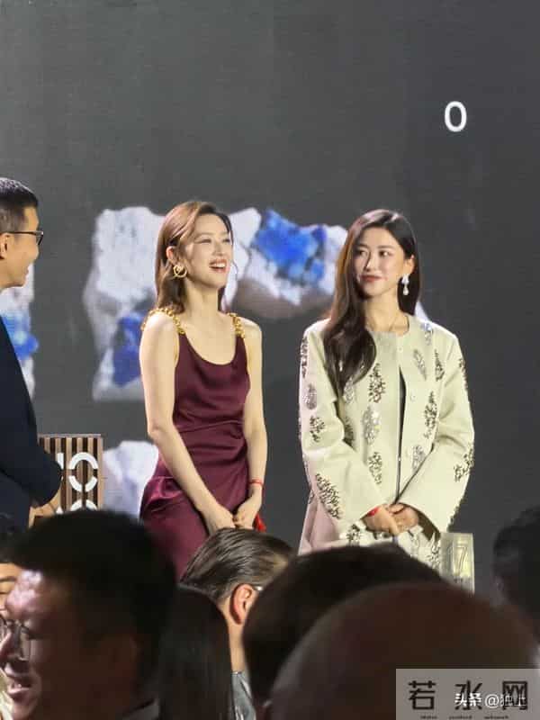 章泽天出席慈善拍卖会，被她笑起来的样子吓到，没网上吹嘘的漂亮