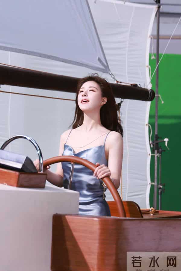 赵露思光脚丫很可爱