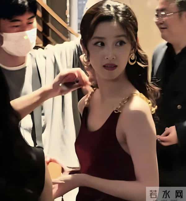 钱多有什么用？31岁章泽天和41朱珠同框，给所有豪门贵妇提了个醒