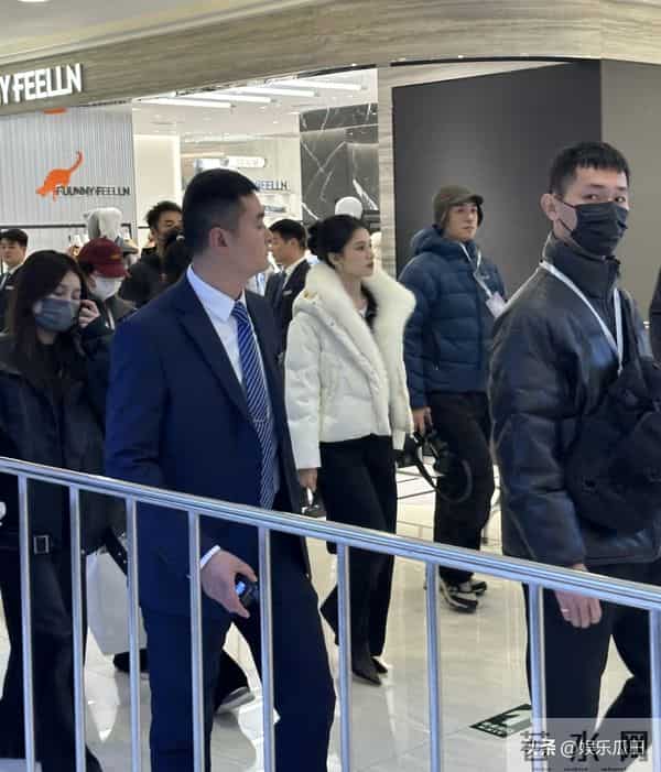 张婧仪现身西安赛格被偶遇 本人脸超小 骨相绝了 真人美得像洋娃娃