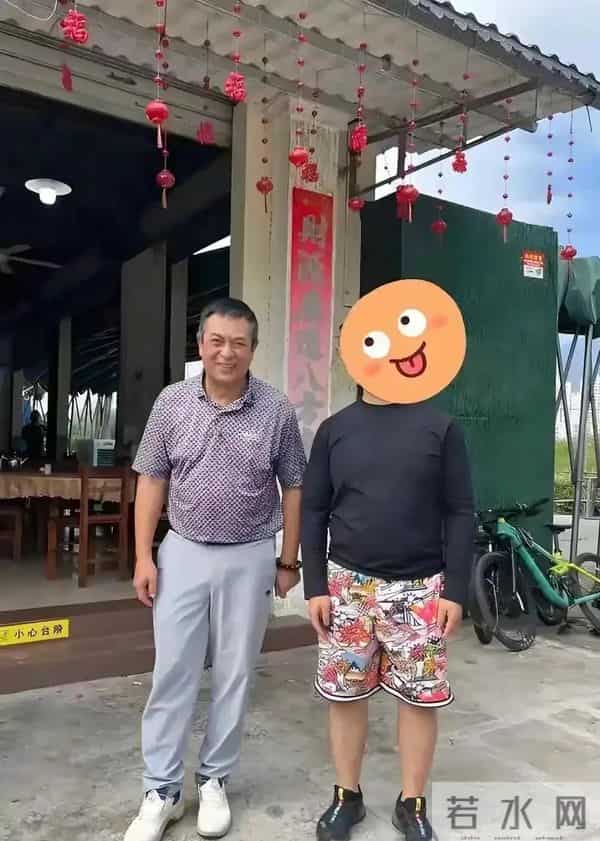 54岁张嘉译海南被偶遇！腰越来越严重了完全没办法站直中年才爆红