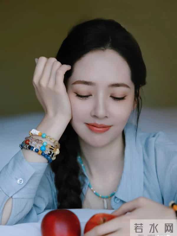 被郭碧婷这组照片美到，蓝色系列穿搭，给人一种慵懒舒服感