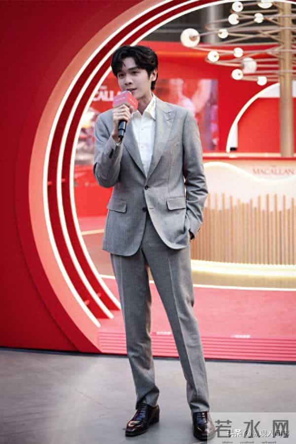 张若昀现身剪彩仪式,生图下脸肿胀,全是褶子,与精修图判若两人