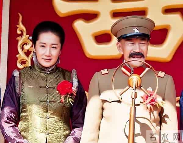 她凭《伪装者》火出圈,54岁不婚不育,母亲是她坚强的后盾!