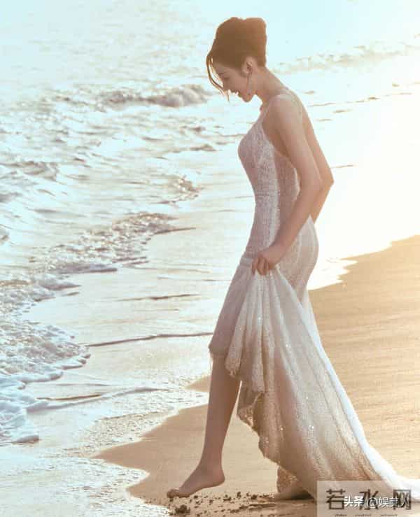 张天爱在海边拍照美到犯规,身材太绝了!