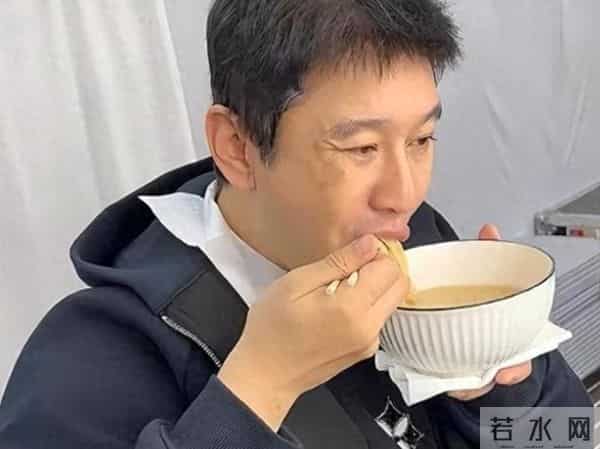 人走茶凉！黄晓明发文庆祝48岁生日，一人举着蛋糕略显“寒酸”
