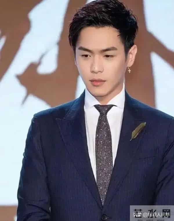 张若昀现身剪彩仪式,生图下脸肿胀,全是褶子,与精修图判若两人