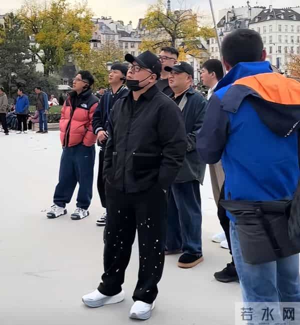 岳云鹏年底9场演出,远赴3个国家,妻子郑敏顶着一头黄发全程陪伴