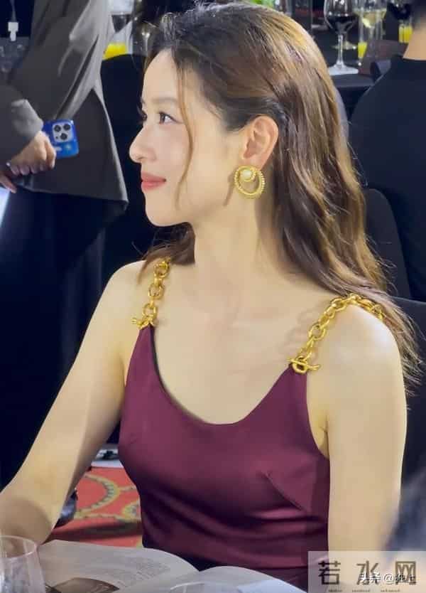 章泽天出席慈善拍卖会，被她笑起来的样子吓到，没网上吹嘘的漂亮