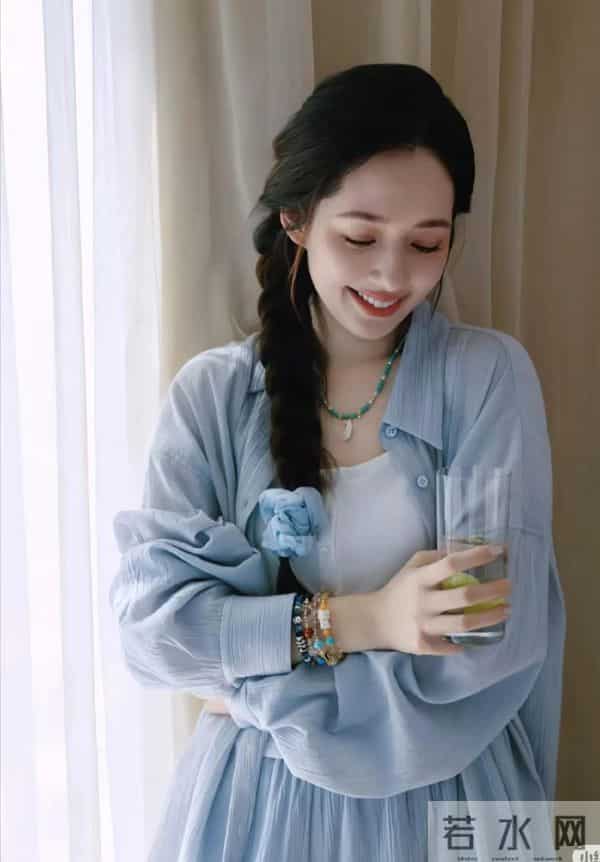 被郭碧婷这组照片美到，蓝色系列穿搭，给人一种慵懒舒服感