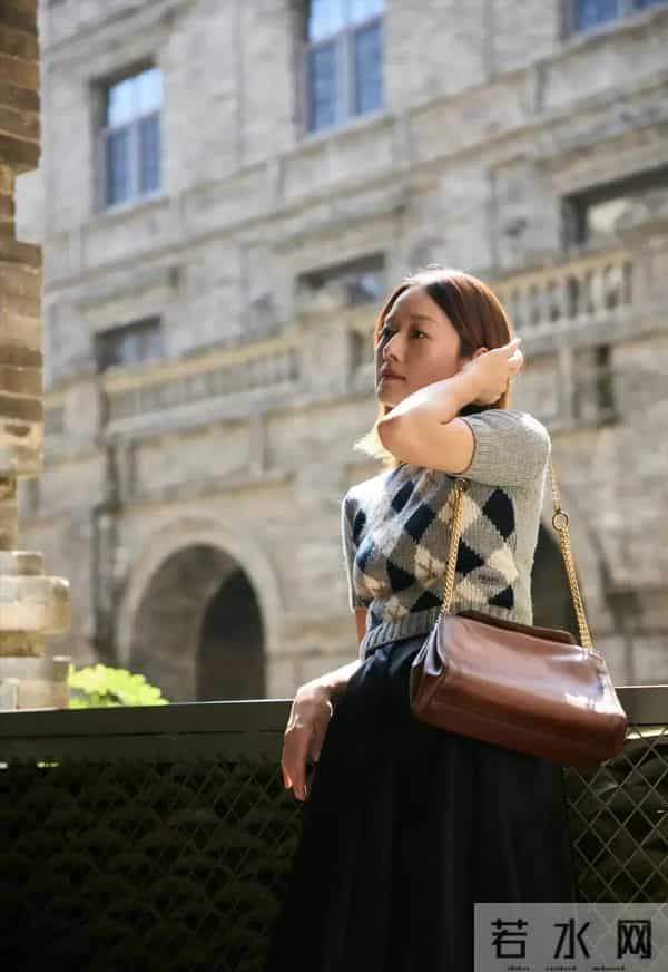 马伊琍好像二次发育了，身材变得更丰满了，以前感觉她前胸贴后背