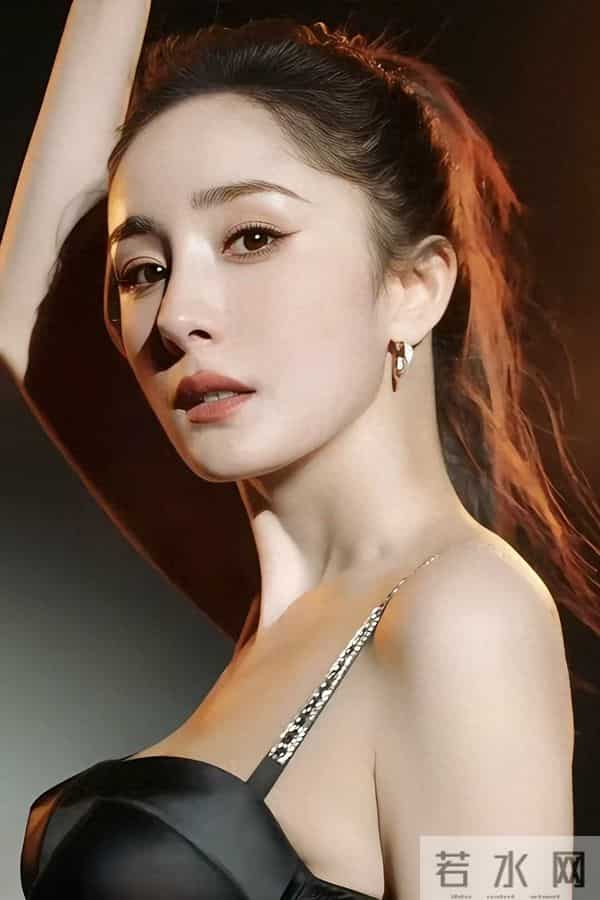 杨幂吊带内衣造型:从摩登到魅惑的颜值风格盛宴