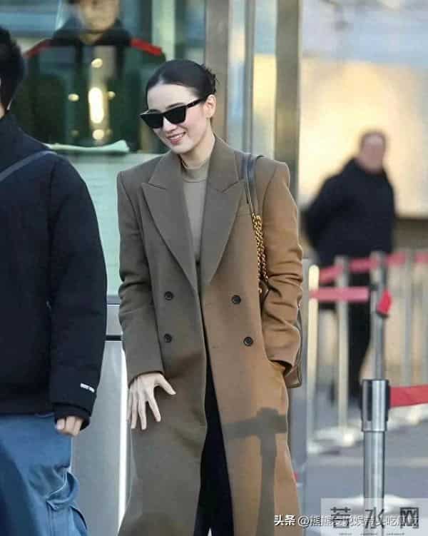 宋佳的气质真是出挑!穿棕色大衣+黑裤子,简约又高级!