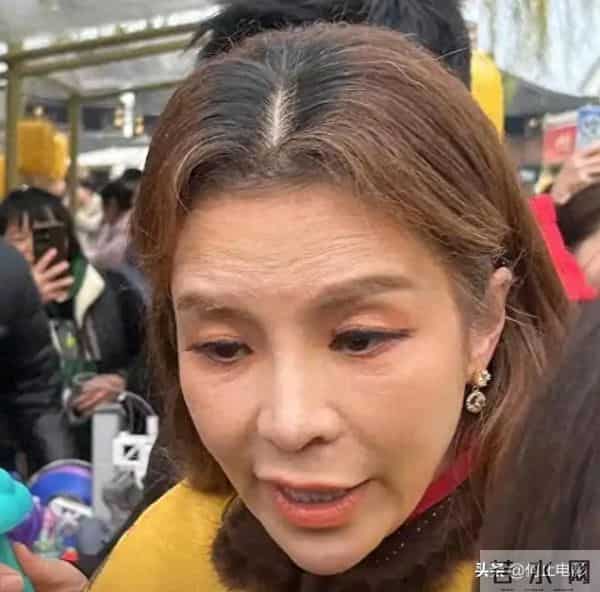 52岁朱迅头顶白发,眼角皱纹多,一生经历17次生死却无畏死亡