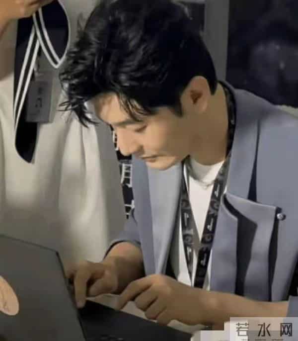 凉透了，黄晓明迎来。自己48岁生日，一人端蛋糕庆生尽显凄凉