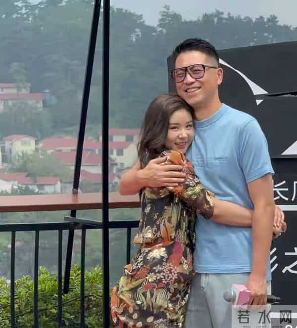 瘦死的骆驼比马!李小萌开五六百万劳斯莱斯逛街,王雷深藏不露