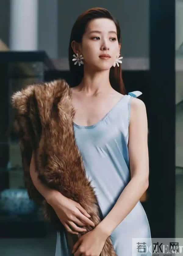 章泽天以总监身份拍杂志,每天7点起床看新闻,难怪刘强东自卑了