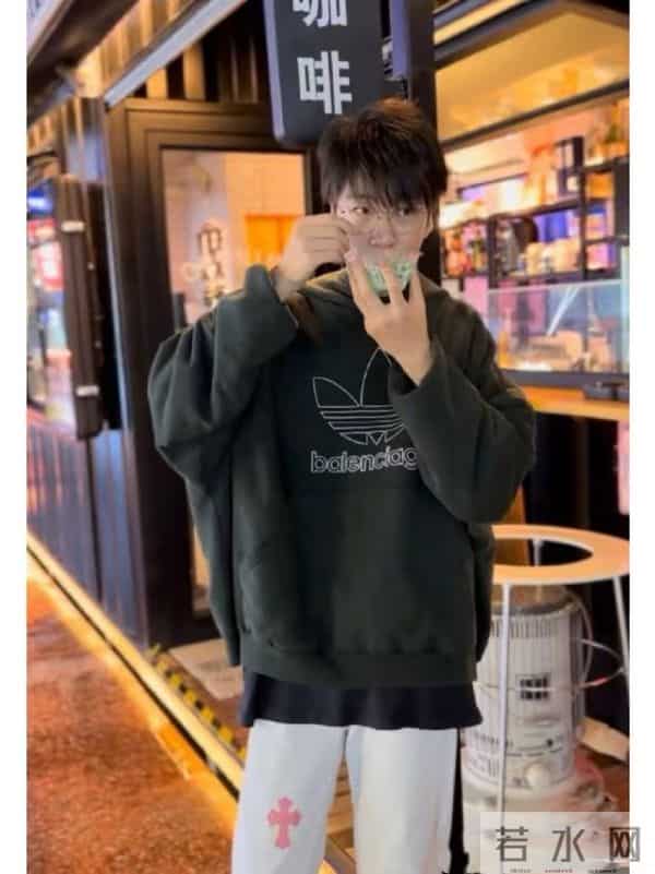 张亮儿子国外庆生，18岁天天租小房子环境简陋，和王诗龄差距大