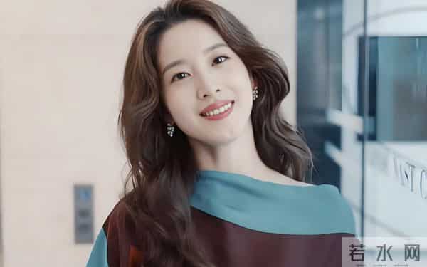 钱多有什么用？31岁章泽天和41朱珠同框，给所有豪门贵妇提了个醒