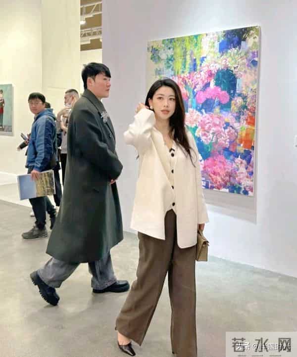 41岁朱珠在上海看艺术展,她穿着白衣,身材苗条,皮肤白皙 太美了