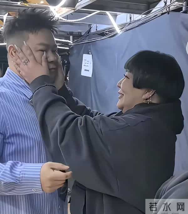 岳云鹏年底9场演出,远赴3个国家,妻子郑敏顶着一头黄发全程陪伴