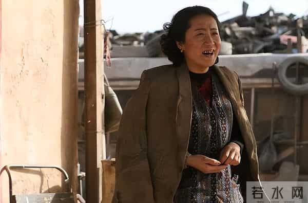 她凭《伪装者》火出圈,54岁不婚不育,母亲是她坚强的后盾!