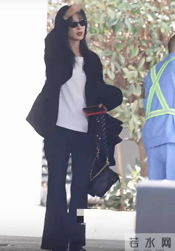 杨紫上海出发路透,穿黑色外套又酷又飒,瘦了很多看着更成熟了