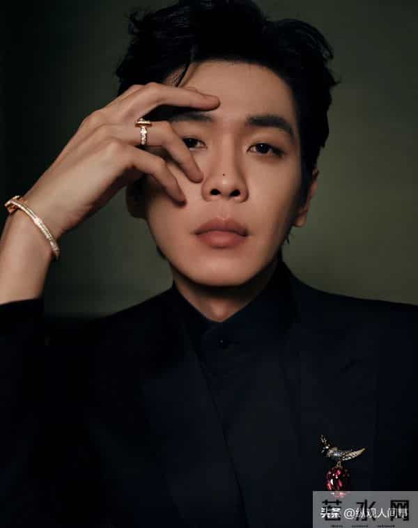 张若昀现身剪彩仪式,生图下脸肿胀,全是褶子,与精修图判若两人