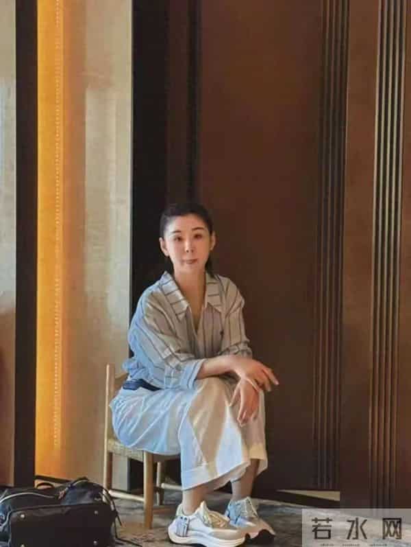 瘦死的骆驼比马!李小萌开五六百万劳斯莱斯逛街,王雷深藏不露