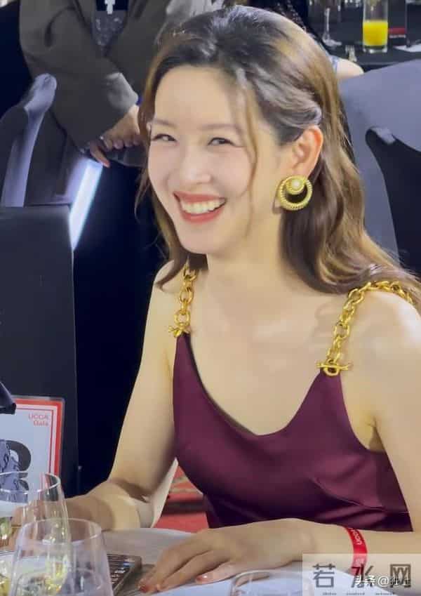 章泽天出席慈善拍卖会，被她笑起来的样子吓到，没网上吹嘘的漂亮