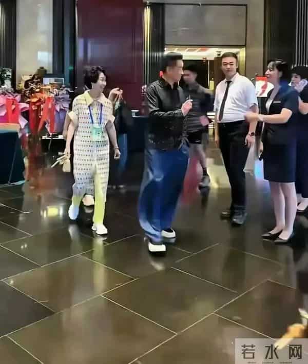 阎维文携妻回平遥，68岁妻子好瘦好显老 与丈夫同框就像两代人一样