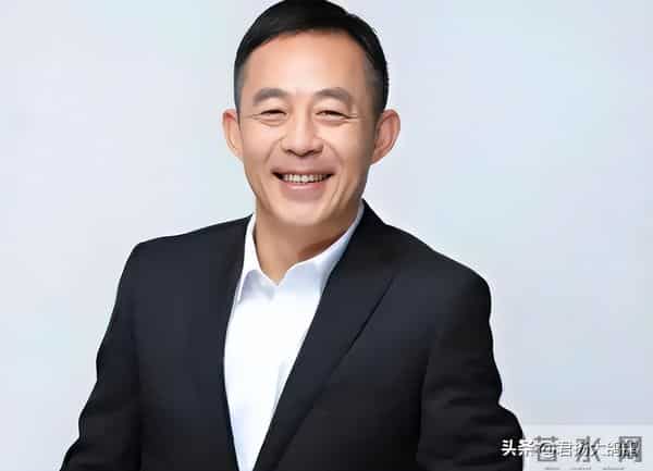 潘雨辰:离婚后从不提前夫侯勇,与女儿相依为命,46岁宛如冻龄少女