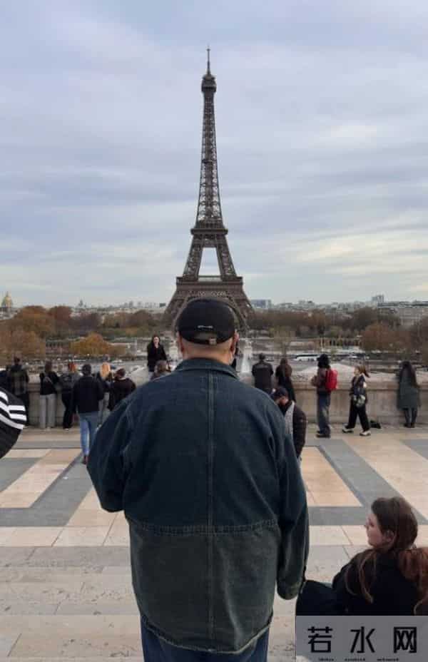 岳云鹏年底9场演出,远赴3个国家,妻子郑敏顶着一头黄发全程陪伴