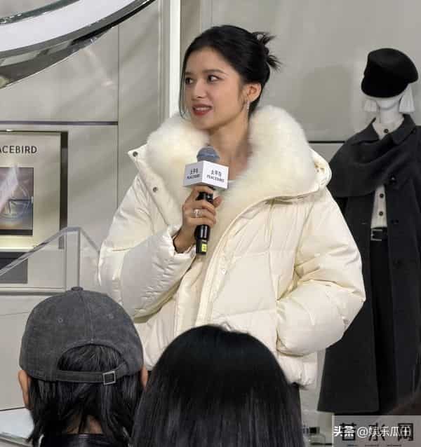 张婧仪现身西安赛格被偶遇 本人脸超小 骨相绝了 真人美得像洋娃娃