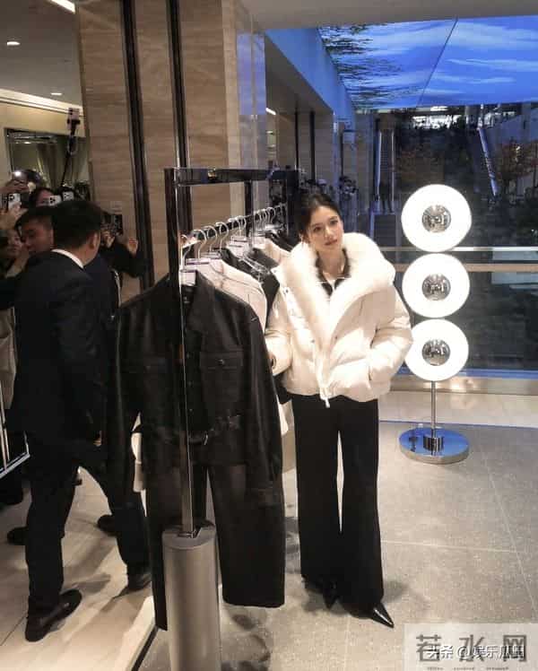 张婧仪现身西安赛格被偶遇 本人脸超小 骨相绝了 真人美得像洋娃娃