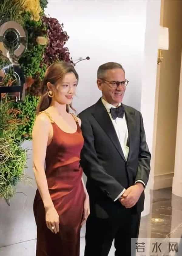 31岁章泽天穿酒红色长裙亮相活动,竟把风情万种的朱珠比下去了!