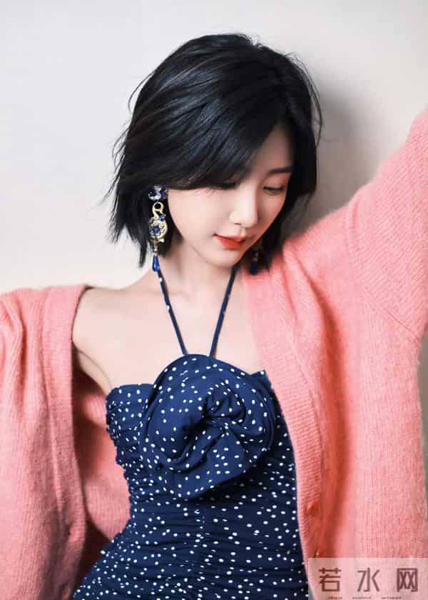 毛晓彤是懂温柔暴击的!蓝粉叠穿甜度满分,这才是春日般满分穿搭