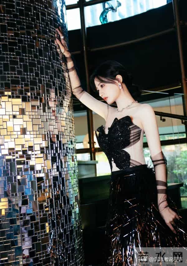 徐璐|蝴蝶抹胸黑纱手套,清冷柔美