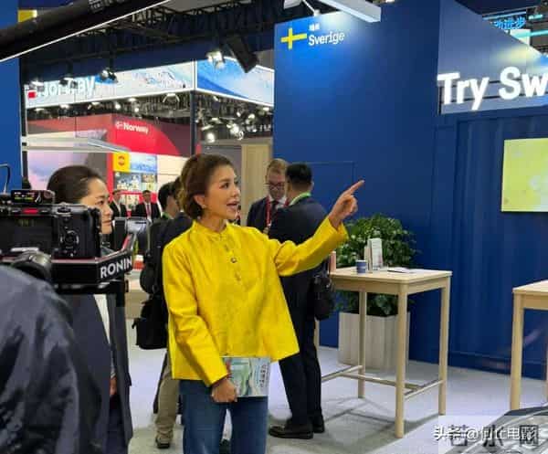 52岁朱迅头顶白发,眼角皱纹多,一生经历17次生死却无畏死亡